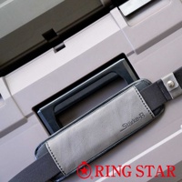 Stärke-R 進化超級箱的灰色皮革肩墊，帶有黑色織物背襯和金屬鈕扣，連接到灰色的箱體上，箱體有一個黑色嵌入式手柄。