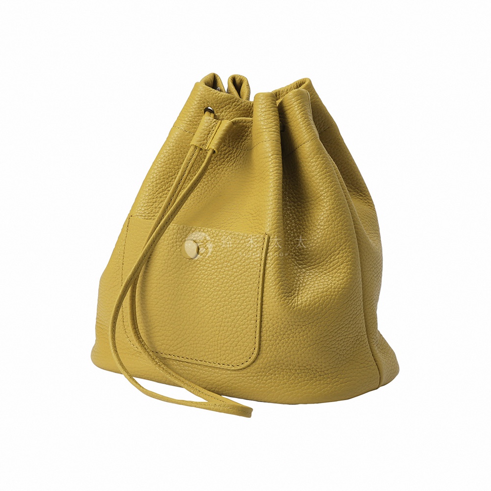 黃色皮革束口袋，帶有鈕扣的方形前袋和抽繩開合。