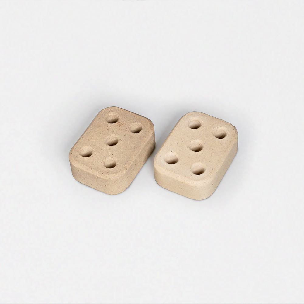 兩個石白色、長方形的BRICK STAND傘架，表面有六個圓孔，材質為粗糙的陶瓷。