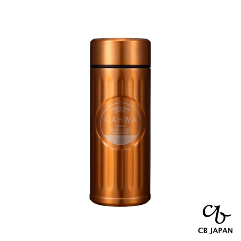 銅色金屬材質的城市咖啡保溫杯，表面有垂直凹槽紋理，中間圓形標籤印有「QAHWA TOKYO」字樣。