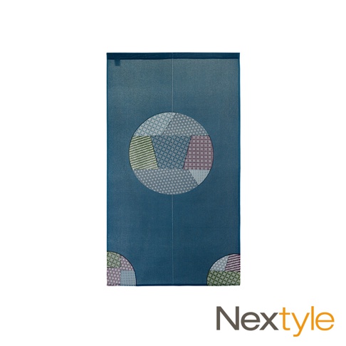 藍色布質門簾，中間為一個由多種幾何圖案拼貼而成的圓形裝飾，下方兩角亦有類似的圓形拼貼設計。