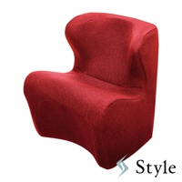 紅色布面單人椅，椅背高聳，設計有弧度，扶手與座面一體成型，整體造型圓潤。