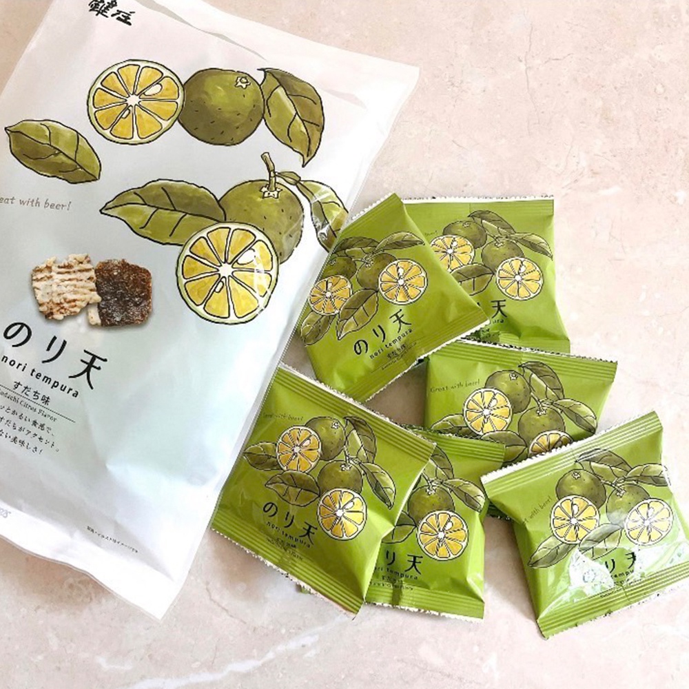 一包白色包裝的產品，印有綠色線條繪製的柚子果實、切片與葉子圖案。旁邊散落著六小包綠色包裝的產品，同樣印有柚子圖案及日文「のり天」字樣。