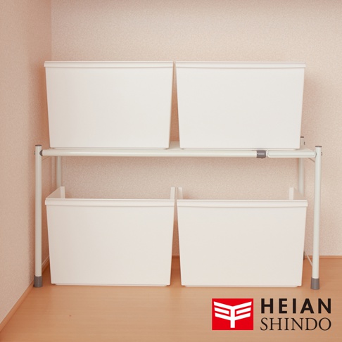 兩個白色收納盒置於雙層白色金屬層架上，層架前有平安伸銅的品牌標誌。