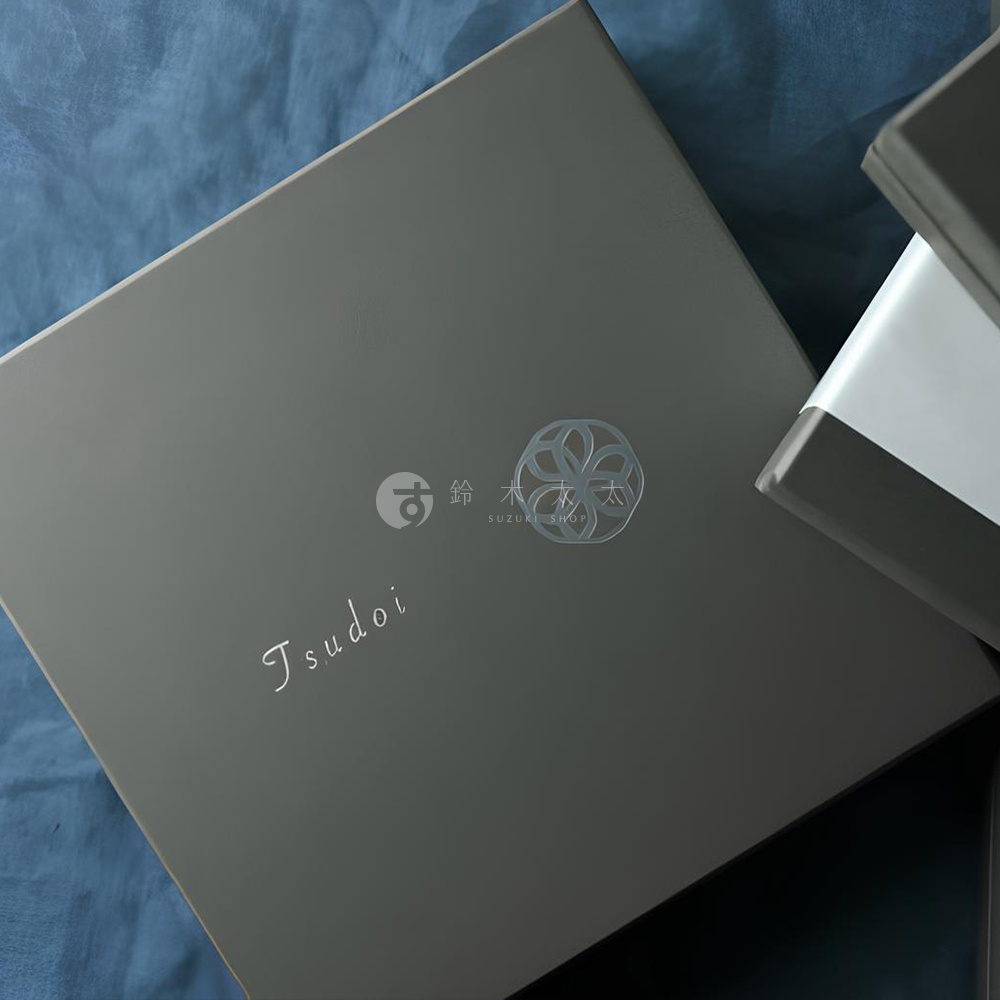 霧灰色的紙盒，印有銀色的「Tsudoi」字樣與品牌標誌。