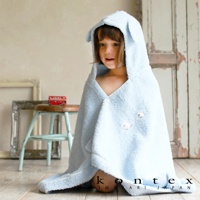 淺藍色純棉連帽浴巾，帶有小羊耳朵造型，材質柔軟，適合兒童使用。