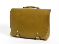 職人手作皮革雙扣兩用側背包，採用橄欖綠色皮革製成，設有頂部提把、兩側金屬扣環及皮帶扣。