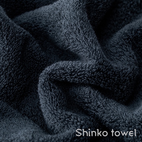 Landwell Hotel 泉州精繡長纖匹馬棉毛巾，深藍色，特寫毛巾柔軟蓬鬆的織紋。