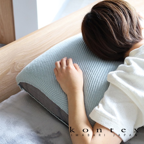 淺藍色針織彈性枕套，觸感柔軟，搭配灰色枕芯，展現溫馨舒適的居家氛圍。