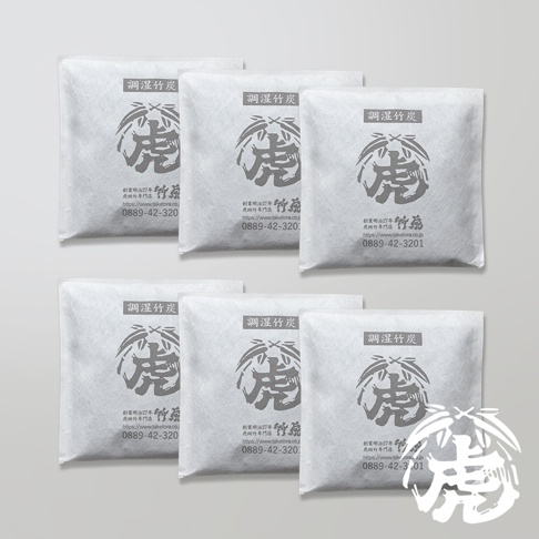 白色無紡布包裝的調濕孟宗竹炭，每包印有「調濕竹炭」字樣和虎形圖案。整體為六件組，擺放於淺灰色背景上。