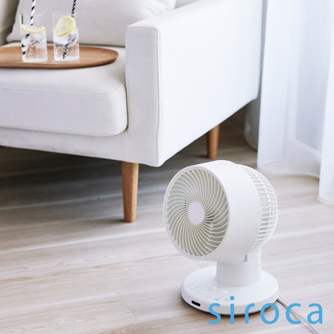 白色 SF-A1610 3D 氣流循環扇，圓形風扇網罩，可調節角度，放置於淺色木紋地板上，背景為白色沙發及窗簾。