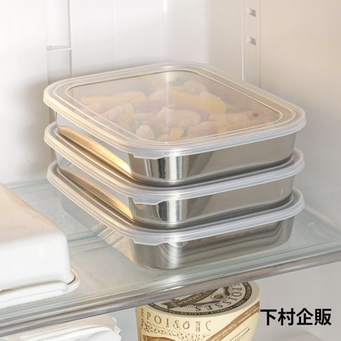 堆疊的透明蓋不鏽鋼方形食物儲存盒，裝有切塊的食物，放在冰箱的玻璃架上。