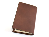 職人手作皮革厚革書套，M尺寸，深棕色皮革，邊緣縫線細緻，可放入筆記本。