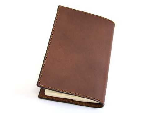 職人手作皮革厚革書套，M尺寸，深棕色皮革，邊緣縫線細緻，可放入筆記本。