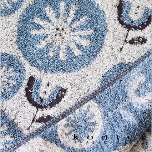 KONTEX imabari japan 標誌出現在藍白花卉圖案的毛巾角落