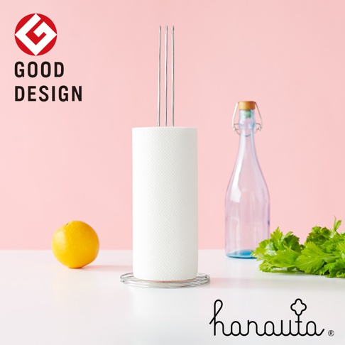 不鏽鋼立式紙巾架，架身為銀色金屬材質，穩固的圓形底座支撐著一捲白色廚房紙巾，頂部有三根金屬桿。