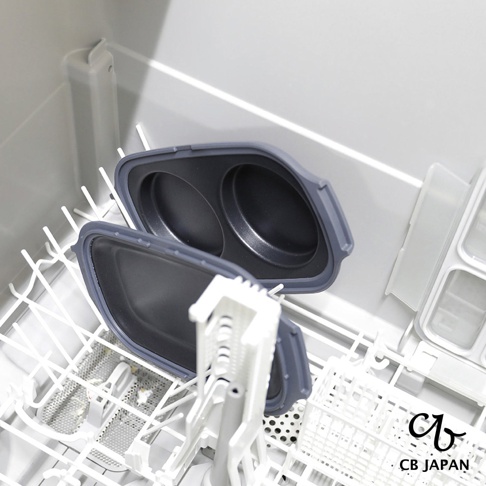 CB JAPAN copan系列微波爐專用燒烤盤，呈現黑色圓形烤盤，置於洗碗機架上，上方另有一黑色蓋子，洗碗機內籠清晰可見。
