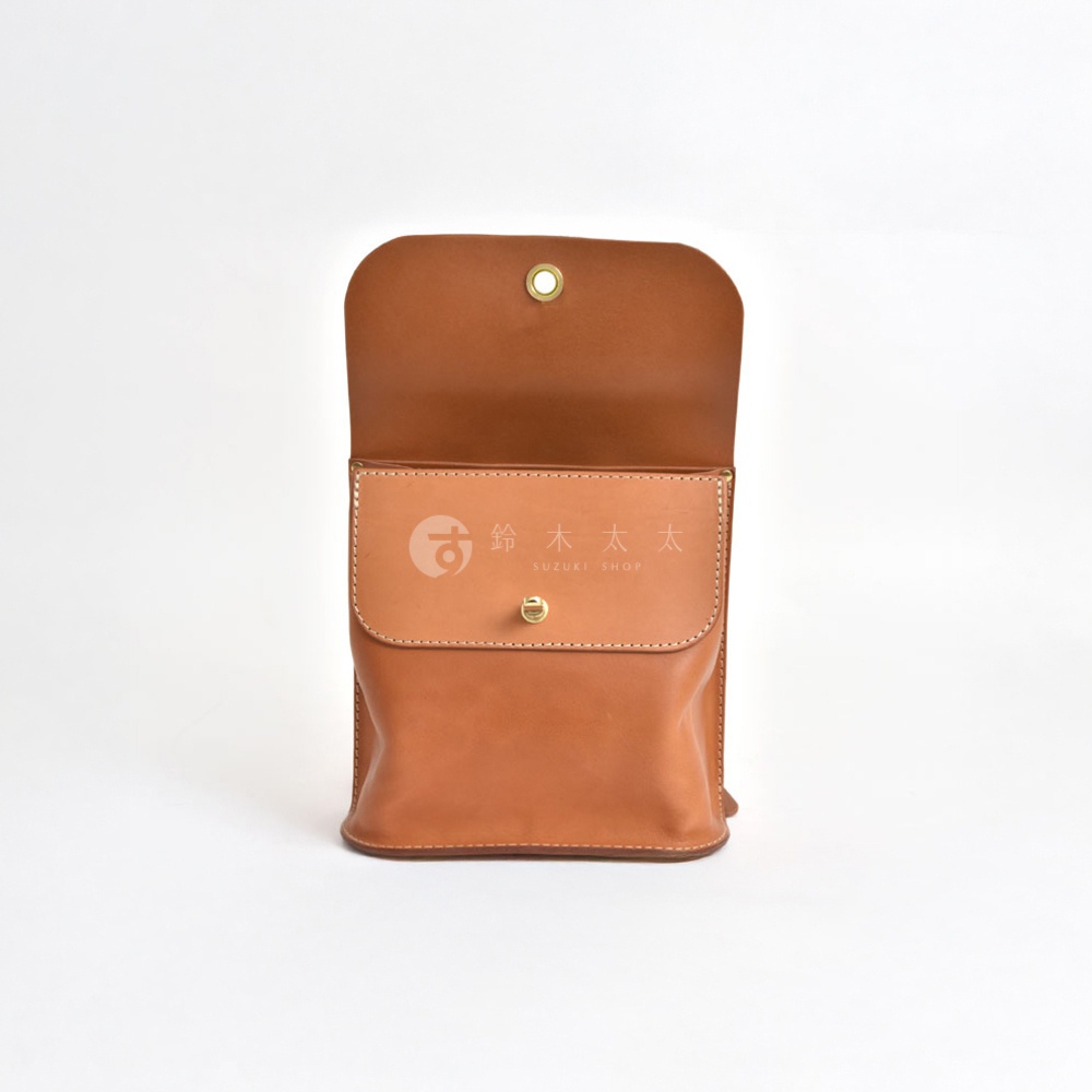 職人手作皮革翻蓋迷你後背包 R-34，淺棕色，全皮革材質，翻蓋設計，配有金色金屬鈕扣，適合日常攜帶。