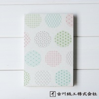 一疊美濃和紙製成的御朱印帳，封面以白色為底，印有綠色、粉紅色、藍綠色及灰色等不同顏色的圓形吉祥圖案，包含波浪紋、麻葉紋、龜甲紋等多種日式傳統紋樣。