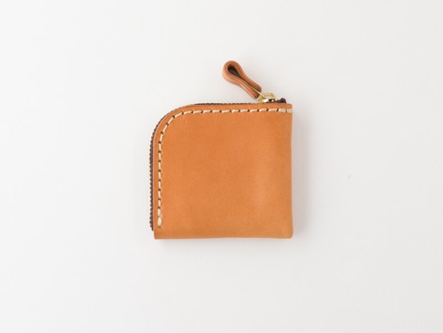 職人手作皮革分隔收納零錢包 (KK-1)，淺棕色真皮材質，L型拉鍊開口，附有同色皮革拉頭，縫線為米白色。
