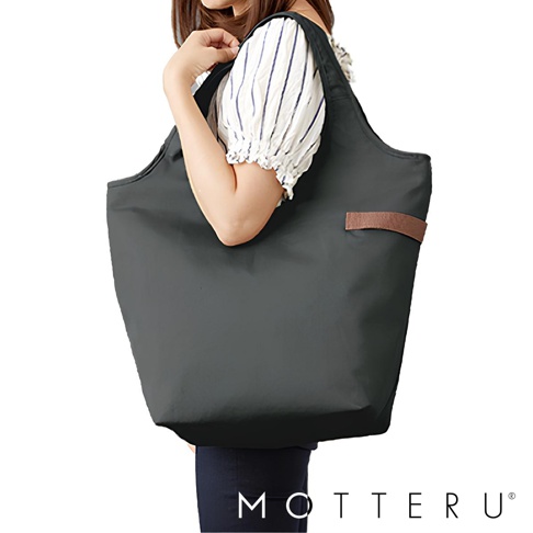 MOTTERU 黑色大容量摺疊保冷托特袋，展示側面，內搭藍白條紋襯衫，袋子上有一塊棕色標籤