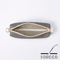 三河木綿刺子織筆袋，黑白格紋外觀，拉鍊開合，內襯為米白色小方格紋。