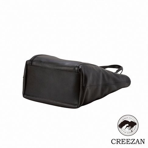 黑色皮革JETTER大容量托特包，底部平整，側面可見提把。