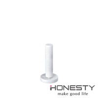 白色珪藻土製成的圓柱形瀝水架，設有多個透氣孔，底部有圓形底座，可上下兩用，用於瀝乾瓶罐。