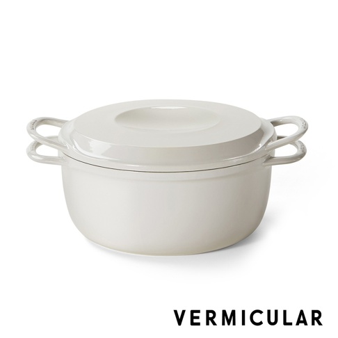 日本Vermicular mini IH琺瑯鑄鐵鍋，米白色，附雙把手與圓形鍋蓋。