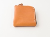 職人手作皮革分隔收納迷你錢包 (KK-2)，一個棕褐色皮革製成的 L 型拉鍊錢包，以白色縫線手工縫製，呈現簡約質感。