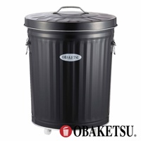 OBAKETSU 品牌黑色直條紋金屬垃圾桶，配有可拆卸蓋子、提把和底部滾輪。