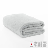 今治超長棉浴巾，柔軟親膚，呈淡灰色，質感蓬鬆，對折後呈現層疊的結構，適合日常沐浴使用。
