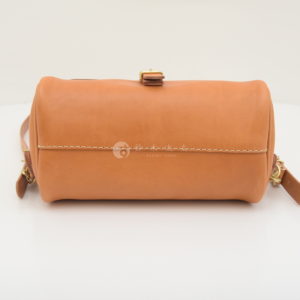 職人手作皮革屋瓦風後背包 R-15，採用光滑棕色皮革製成，帶有精緻的車縫線和黃銅色金屬扣環。