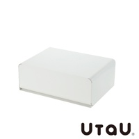 白色簡約抽屜式收納整理櫃，採用光滑材質，造型方正，邊角圓潤，具備抽屜功能，適合居家或辦公室桌面收納。