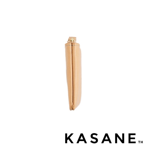 這是一張北海道 KASANE 職人手作義大利 Vachetta Box 皮革 L 型拉鍊短夾的側面特寫照，呈現簡約的皮革質感與結構細節，右下方印有 KASANE 字樣。