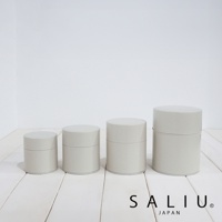 四個不同尺寸的淺灰色圓柱形錫製茶葉罐，罐身上有細緻的橫向紋理，頂部配有同色系圓蓋。