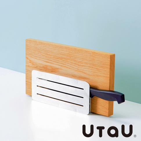 不鏽鋼可掛式刀具砧板瀝水架，銀色金屬材質，帶有三條水平槽，用於固定木質砧板和黑色刀柄的刀具。