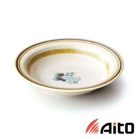 一枚美濃燒復古小碗，碗身為米白色，內側飾有淺藍色葉紋圖案，碗緣飾有兩圈由深棕色漸變至黃綠色的條紋。