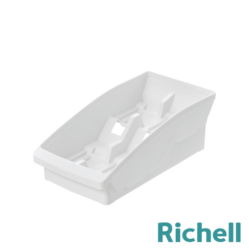 一個白色塑膠櫥櫃式餐碗收納架，內部有分隔槽，右下方有Richell的品牌標誌。