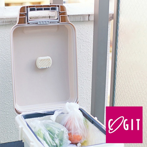 打開的白色垃圾桶內，蓋子內側貼有白色長條形除臭防霉貼片，桶內裝有兩個裝有蔬菜的透明塑膠袋。