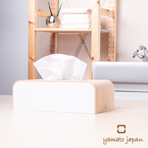 手作布藝木質面紙盒，白色布藝面板，淺木色木質邊框，盒內露出白色面紙，背景為木質層架及洗手台。
