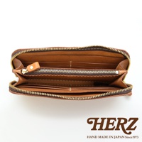 職人手作皮革經典拉鍊長夾，棕色皮革，拉鍊開合，內部有多層隔間與卡槽，附有品牌標誌。