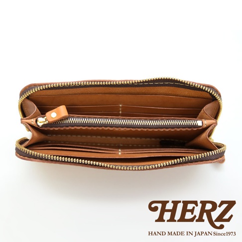 職人手作皮革經典拉鍊長夾，棕色皮革，拉鍊開合，內部有多層隔間與卡槽，附有品牌標誌。