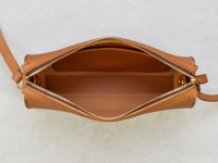 職人手作皮革Organ極簡風拉鍊單肩包 (G-72) S，呈現自然棕色皮革，拉鍊採用金色，內部空間寬敞，皮革質感細膩。