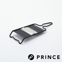 黑色金屬安全刨絲器，配有銀色不鏽鋼刀片，具有防滑腳和易握手柄，適合家中廚房使用。