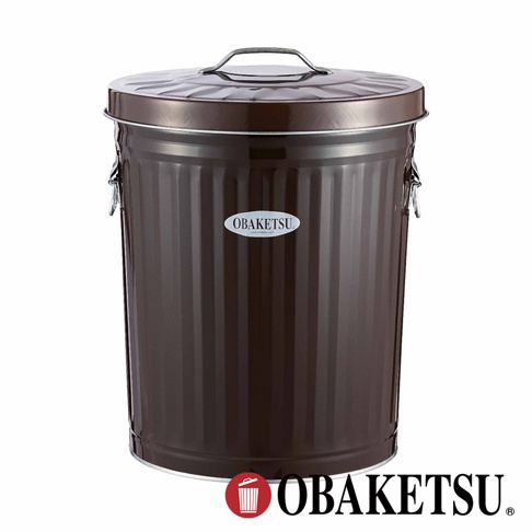 OBAKETSU 品牌日本製手工製深棕色金屬垃圾桶，帶有圓形壓紋的蓋子和提把，桶身有垂直壓紋和一個橢圓形的 OBAKETSU 品牌標誌。