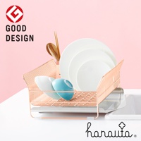 玫瑰金色不鏽鋼碗碟架，附有瀝水盤，架上擺放著白色盤子、藍色與白色碗，以及木製筷子和湯匙。