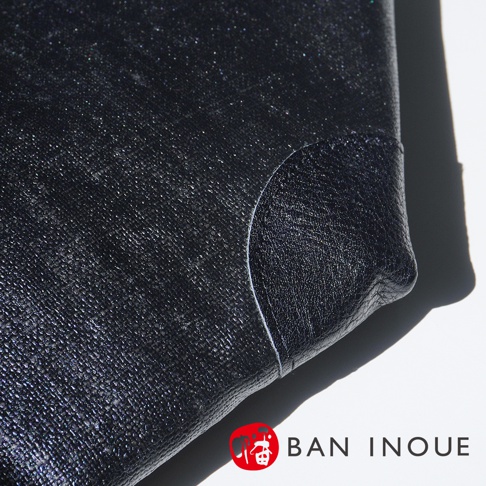 BAN INOUE 品牌標誌和文字，背景為黑色亞麻布材質的托特包局部特寫