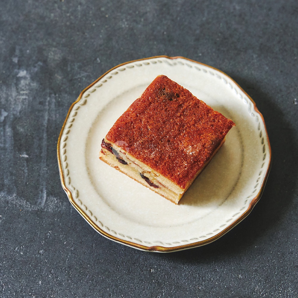 盤子中央放著一塊切好的櫻桃蛋糕