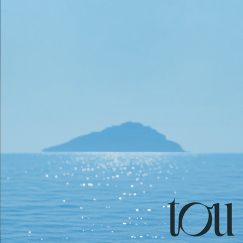一幅色調清新的風景照，遠方朦朧的藍色島嶼靜靜佇立在瀨戶內海之上，海面波光粼粼，右下方印有深色的 tou 字樣，呈現出簡約而靜謐的氛圍。